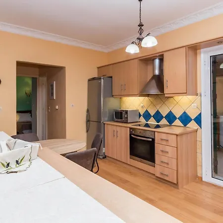 Aiolia North Apartment *